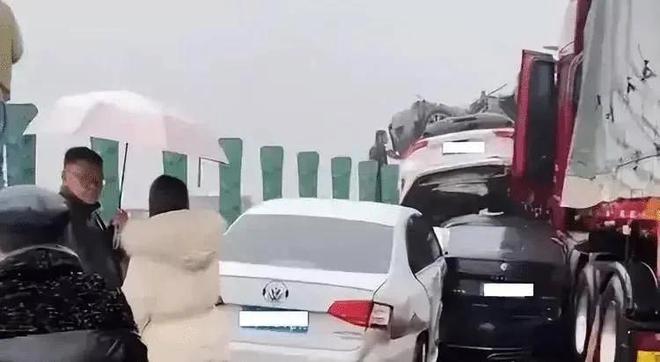 小車駕駛遇霧，安全挑戰(zhàn)及應對策略