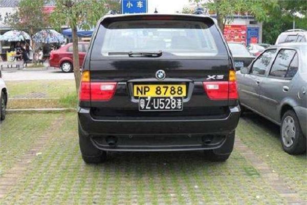 車牌背后顯特色，黃色車輛引人注目