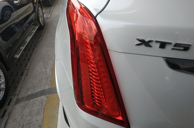 凱迪拉克XT5尾燈一邊不亮，原因解析、解決方案及維修指南