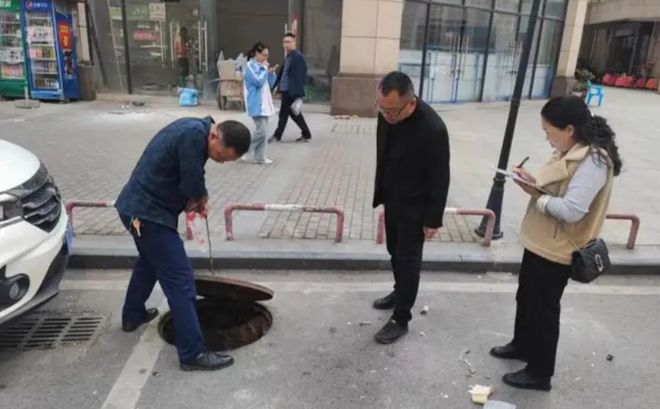社區(qū)回應，孩子掉入化糞池爺爺施救不幸身亡事件