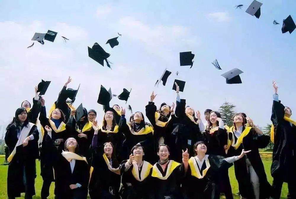 大學生畢業(yè)后自殺背后的復雜問題，家庭、學校與社會的責任探究及父母向?qū)W校索賠的深思