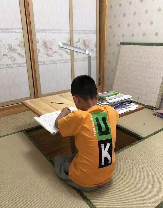 深度探討，14歲女孩遭同學(xué)逼下跪扇耳光事件反思與探討