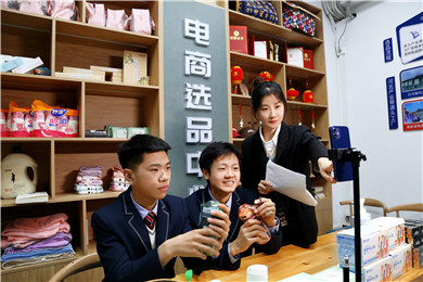 每百名中國(guó)人中的一名專職網(wǎng)絡(luò)主播現(xiàn)象解讀與多元思考